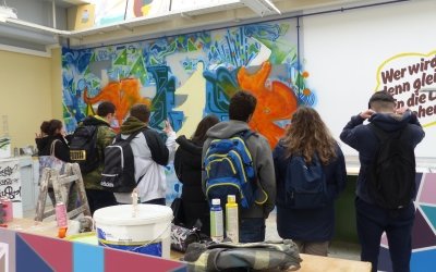 Beim Tag der offenen Tür 2019 informierten sich viele Jugendliche über die Ausbildung zum Maler, bzw. zur Malerin (Foto: KJF/Breitsameter)